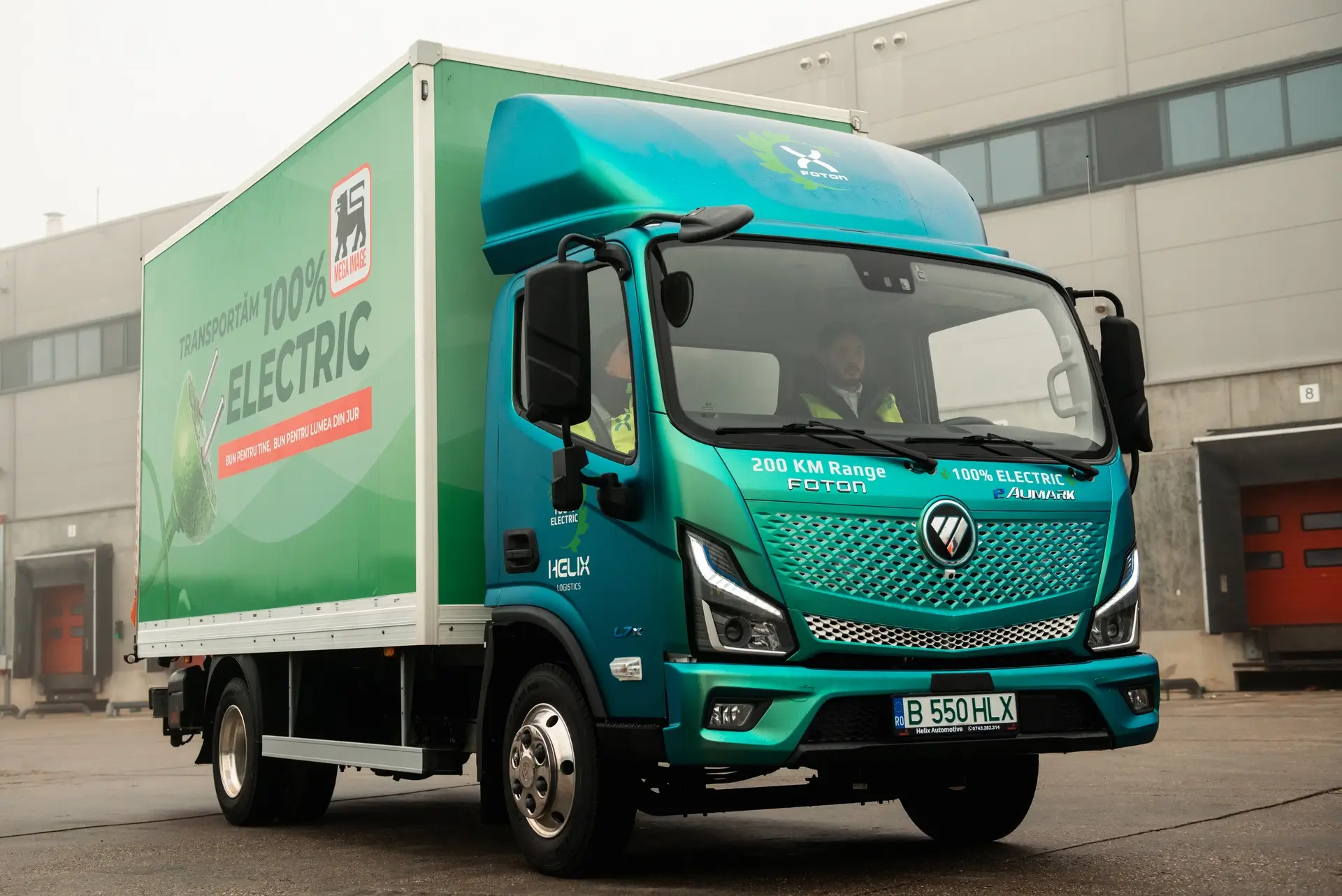 Vehicul comercial electric FOTON utilizat de Helix Logistics în operațiuni logistice, parte a strategiei de electrificare completă a flotei până în 2028